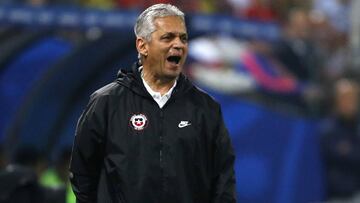 El entrenador de la selecciones chilena Reinaldo Rueda da instrucciones a sus jugadores durante el partido.