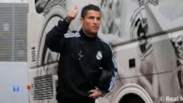 Cristiano, subiendo al autobús de concentración.