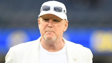 El propietario de los Raiders de Las Vegas, Mark Davis, mira antes del juego de pretemporada de la NFL entre los Raiders de Las Vegas y los Rams de Los &Aacute;ngeles el 21 de agosto de 2021 en el estadio SoFi en Inglewood, CA.