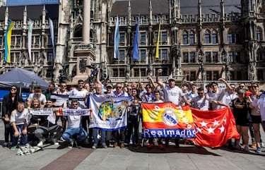 Los aficionados madridistas disfrutan de un buen día en Marienplatz, la plaza central de Múnich. 