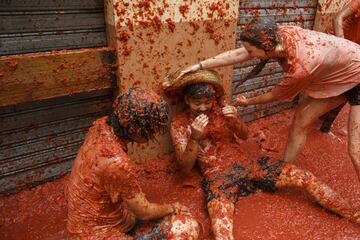 BUNOL, SPAIN - AUGUST 30: Revellers enjoy the atmosphere in tomato pulp while participating the annual Tomatina festival on August 30, 2017 in Bunol, Spain. An estimated 22,000 people threw 150 tons of ripe tomatoes in the world's biggest tomato fight held annually in this Spanish Mediterranean town. (Photo by Pablo Blazquez Dominguez/Getty Images)