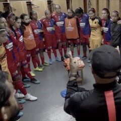 La charla táctica de Paniagua con sus jugadoras: ¡Futbol y fe!