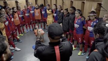 La charla táctica de Paniagua con sus jugadoras: ¡Futbol y fe!