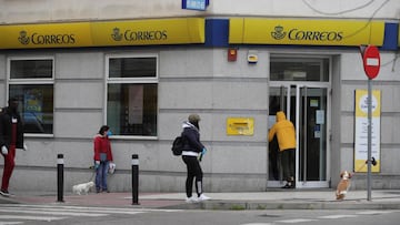 Varias personas hacen cola en una oficina de Correos de Madrid.