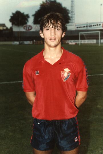 Jugó en el Osasuna en dos etapas diferentes: desde 1985 hasta 1988, y en 1999. Vistió la camiseta del Barcelona desde 1990 hasta 1994.