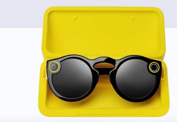 Las Spectacle de Snapchat en su funda de carga