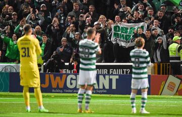 Los jugadores del Celtic agradecen el apoyo a su afición tras el partido ante el Motherwell.