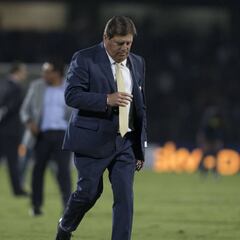 Miguel Herrera suma 13 juegos sin perder ante Pumas