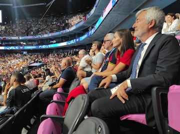 Fernando Carpena, junto a la Reina Letizia y Alejandro Blanco, presidente del COE, viendo en La Défense Arena la final del 200 espalda de Hugo González.