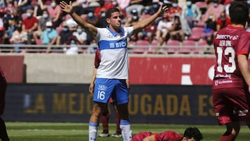 Futbol, Deportes La Serena vs Universidad Catolica.
Fecha 32, campeonato nacional 2021.
El jugador de Universidad Catolica Clemente Montes, centro, celebra su gol contra Deportes La Serena durante el partido de primera division realizado en el estadio La Portada.
La Serena, Chile.
13/11/2021
Jonnathan Oyarzun/Photosport
Football, Deportes La Serena vs Universidad Catolica.
32th date, 2021 national Championship.
Universidad Catolicaâs player Clemente Montes, center , celebrates his goal against Deportes La Serena during the first division match at the La Portada stadium in La Serena, Chile.
11/13/2021
Jonnathan Oyarzun/Photosport