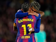 BARCELONA, 13/12/2025.- El delantero brasileño del FC Barcelona Raphina celebra con su compañero Lamine Yamal el gol marcado ante el Osasuna durante el partido de la jornada 16 de LaLiga que FC Barcelona y Atlético Osasuna disputan este sábado en el Camp Nou. EFE/Alejandro García