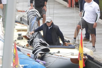 El Rey Juan Carlos embarcando en 'El Bribn' en el Real Club Nutico de Sanxenxo.