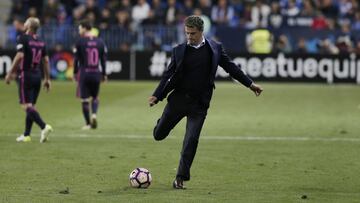 M&iacute;chel se dispone a golpear un bal&oacute;n suelto sobre el c&eacute;sped de La Rosaleda.