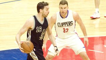LAX30 - LOS ANGELES (EE.UU.), 25/2/2017.- Pau Gasol (i) de Spurs disputa el balón con Clippers hoy, viernes 24 de febrero de 2017, durante su juego en Los Ángeles (EE.UU.). EFE/ Anwar Torres