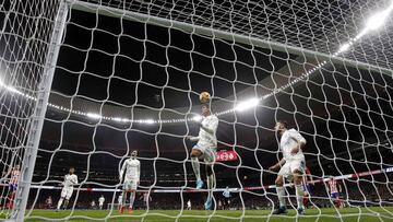 Varane sacó sobre la línea un remate de Gameiro en el último derbi.
