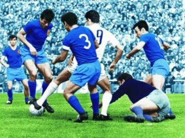 El 30 de marzo de 1969, el Real Madrid consiguió su tercer título de Liga consecutivo al ganar 2-0 al Zaragoza en la jornada 27. También supuso el duodécimo título de Paco Gento. En la imagen, Grosso rodeado por Alarcia, Reija, Violeta y Pais. 