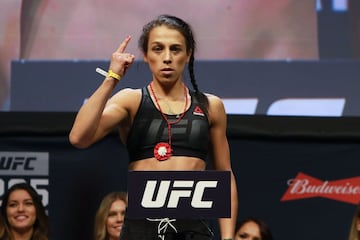 Joanna Jedrzejczyk es una mujer que siempre da espectáculo. A veces, por su actitud, no tiene el apoyo del público de Estados Unidos, pero es una heroína en su país, Polonia. Con 32 años tiene un legado que la conducirá, con total seguridad al Salón de la Fama, pero ella quiere más gloria. De momento no lo ha logrado. Tuvo un inicio de carrera excelente, manteniendo el invicto hasta su 15ª pelea. En esas peleas le dio tiempo para ser seis veces campeona del peso paja. Parecía indestructi-ble, pero en una pelea en la que era muy favorita, Rose Namajunas, la noqueó y desde entonces no ha vuelto a ser campeona. Está segura de que lo acabará logrando de nuevo. 