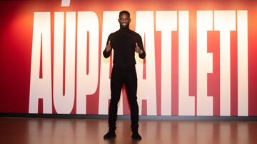 Moussa Dembélé en el vestuario del Atlético.