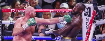 Tyson Fury golpea a Deontay Wilder tras presionarle contra las cuerdas.