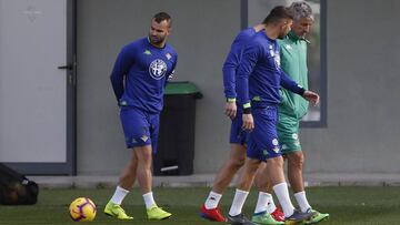 Jesé, detrás de Setién, Joaquín y Barragán.