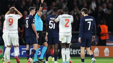 Italian referee Maurizio Mariani (C) shows a red card to Bayern Munich's Colombian forward #14 Luis Diaz (unseen) during the UEFA Champions League, league phase day 4, football match between Paris Saint-Germain (PSG) and FC Bayern Munich at the Parc des Princes in Paris, on November 4, 2025. (Photo by Thomas SAMSON / AFP)