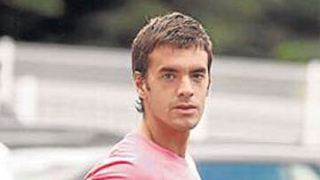 <b>A LA ESPERA. </b>Xabi Prieto, a la salida de un entrenamiento.