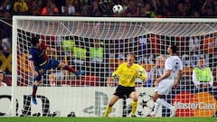 ROME - MAY 27:  Lionel Messi of Barcelona scores the second goal for Barcelona during the UEFA Champions League Final match between Barcelona and Manchester United at the Stadio Olimpico on May 27, 2009 in Rome, Italy.  (Photo by Shaun Botterill/Getty Images)