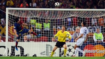 ROME - MAY 27: Lionel Messi of Barcelona scores the second goal for Barcelona during the UEFA Champions League Final match between Barcelona and Manchester United at the Stadio Olimpico on May 27, 2009 in Rome, Italy. (Photo by Shaun Botterill/Getty Images)