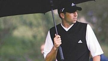 <b>CON PARAGUAS. </b>La lluvia estropeó la jornada a Sergio García.