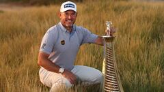 Lee Westwood posa con el trofeo de la Carrera a Dubaitras el DP World Tour Championship en el Jumeirah Golf Estates de Dubai, Emiratos &Aacute;rabes Unidos.