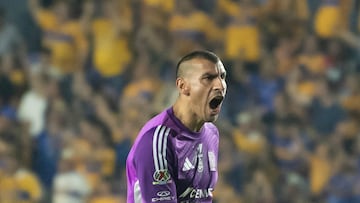 AME2198. MONTERREY (MÉXICO), 24/09/2025.- Nahuel Guzman de Tigres celebra un gol este miércoles, durante un partido de la Liga MX entre Tigres y Atlas en el estadio Universitario, en Monterrey (México). EFE/ Miguel Sierra
