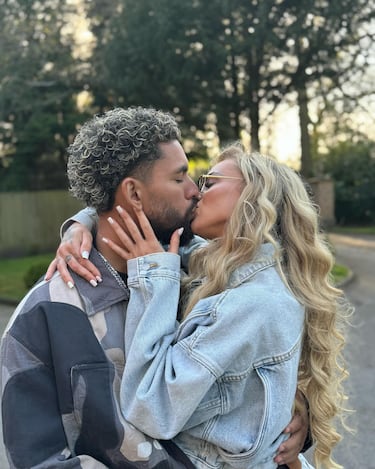 
Son una de las parejas más famosas del mundo del fútbol, además de compartir club, la Juventus de Turín. Ambos recalaron en el club italiano el pasado verano; sin embargo, se conocieron en Inglaterra, cuando los dos futbolistas militaban en el Aston Villa.
