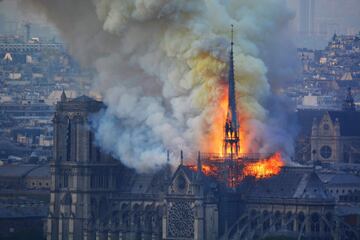 Devastador incendio de la catedral de Notre Dame, uno de los monumentos m¨¢s emblem¨¢ticos de Par¨ªs.
