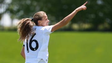 MADRID, 11/05/2025.- La delantera del Real Madrid Femenino Caroline Møller celebra el gol conseguido ante Costa Adeje Tenerife durante el partido de la jornada 29 de la Liga F que disputan este domingo en el estadio Alfredo Di Stefano de Madrid. EFE/JuanJo Martín