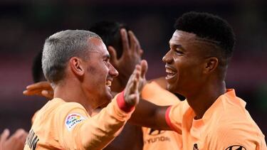 Griezmann y Reinildo se dan un abrazo durante el Athletic-Atlético.