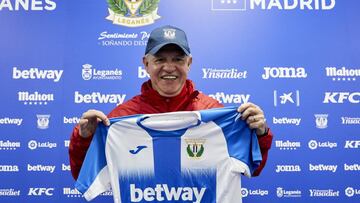 05 November 2019, Spain, Leganes: Javier Aguirre holds CD Leganes&#039;s jersey during a press conference where he was presented as teh club&#039;s new manager at the Instalacion Deportiva Butarque. Photo: Legan P. Mace/SOPA Images via ZUMA Wire/dpa
 
 
 