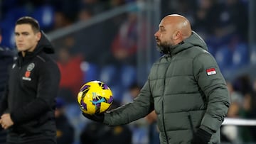 GETAFE (MADRID), 09/12/2024.- El entrenador del Espanyol, Jos¨¦ Manuel Gonz¨¢lez, durante el partido de LaLiga EA Sports que Getafe CF y RCD Espanyol disputan hoy lunes en el Coliseum de Getafe. EFE/Juanjo Mart¨ªn