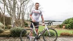 Andre Greipel posa con su nueva bicicleta.