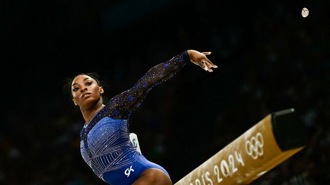 Simone Biles reina en el ‘all around’ y hace más historia