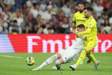 Valverde y Baena durante un lance del partido entre el Real Madrid y el Villarreal en el Santiago Bernabéu