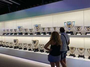 Dos visitantes disfrutan de las 35 ligas españolas conseguidas por el Real Madrid en el tour del Bernabéu.