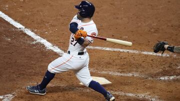 Jos&eacute; Altuve lider&oacute; el despertar del ataque de los Houston Astros a la hora de respaldar a Justin Verlander y forzar un s&eacute;ptimo partido contra los Yankees.
 