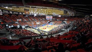Imagen del Pabellón Fuente de San Luis de Valencia durante un partido de baloncesto con restricciones de aforo por culpa de la pandemia de coronavirus. El recinto acogerá la fase de grupos de la Copa Davis 2022.