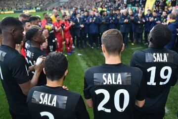 El FC Nantes se ha enfrentado hoy al Nîmes Olympique el cual ha sido la última despedida a el exjugador Emiliano Sala tras su fallecimiento. Los jugadores del club francés ha disputado el partido con vestimenta negra y con el nombre del argentino en la espalda.