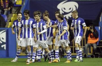 Los jugadores de la Real Sociedad celebran el gol marcado por su compañero, Sergio Canales ante el Levante, durante el partido correspondiente a decimosexta jornada de Liga disputado esta tarde en el estadio Ciutat de València