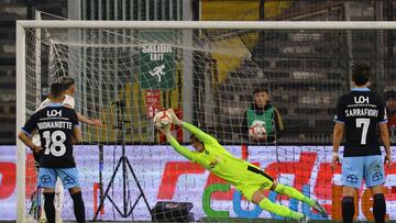 Futbol, Colo Colo vs O´Higgins.
Decimoseptima fecha, Campeonato nacional 2024.
El arquero de O´Higgins Diego Carreño, tapa el penal contra
Colo Colo durante el partido de primera division disputado en el estadio Monumental.
Santiago, Chile.
27/07/2024
Marcelo Hernandez/Photosport
Football, Colo Colo vs O´Higgins.
17 th date National Championship 2024.
O´Higgins player Diego Carreño, take a penalty against Colo Colo during first divison match held at the Monumental stadium in Santiago, Chile.
27/07/2024
Marcelo Hernandez/Photosport