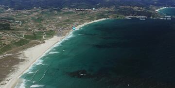 La playa a mar abierto más grande de Galicia está situada en el municipio de Carballo, en la Costa da Morte, y tiene ni más ni menos que 6 kilómetros de longitud, con múltiples picos y prácticamente sin edificaciones. 