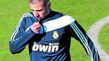 <b>TOCADO. </b>Benzema terminó el entrenamiento con molestias.