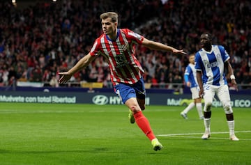 El delantero noruego del Atlético de Madrid, Alexander Sorloth, celebra el 2-1 al Alavés. 