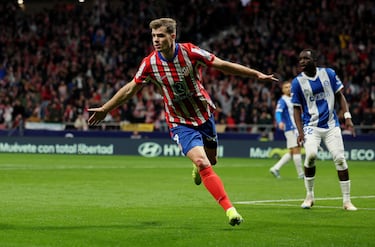 El delantero noruego del Atlético de Madrid, Alexander Sorloth, celebra el 2-1 al Alavés. 
